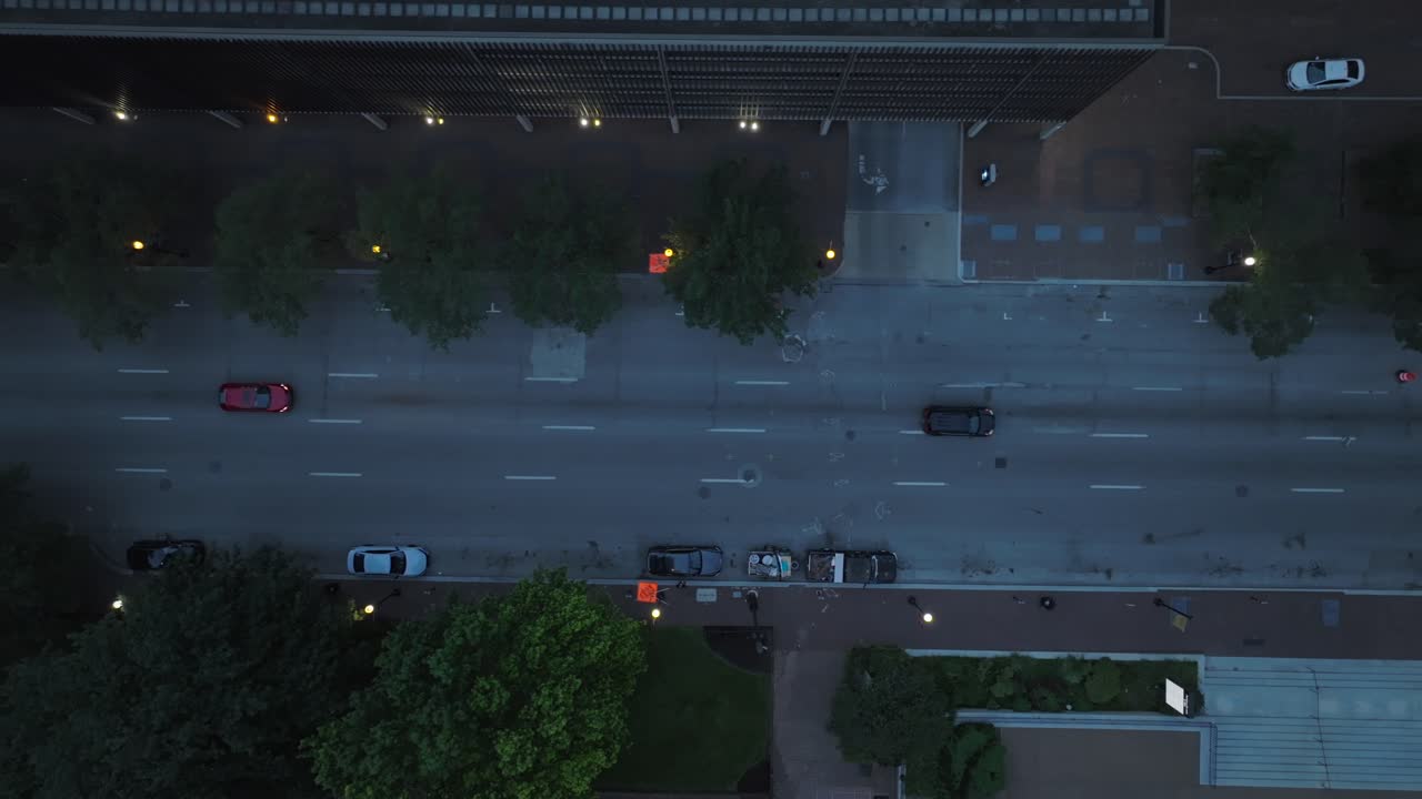 밤에 단방향 도시 거리