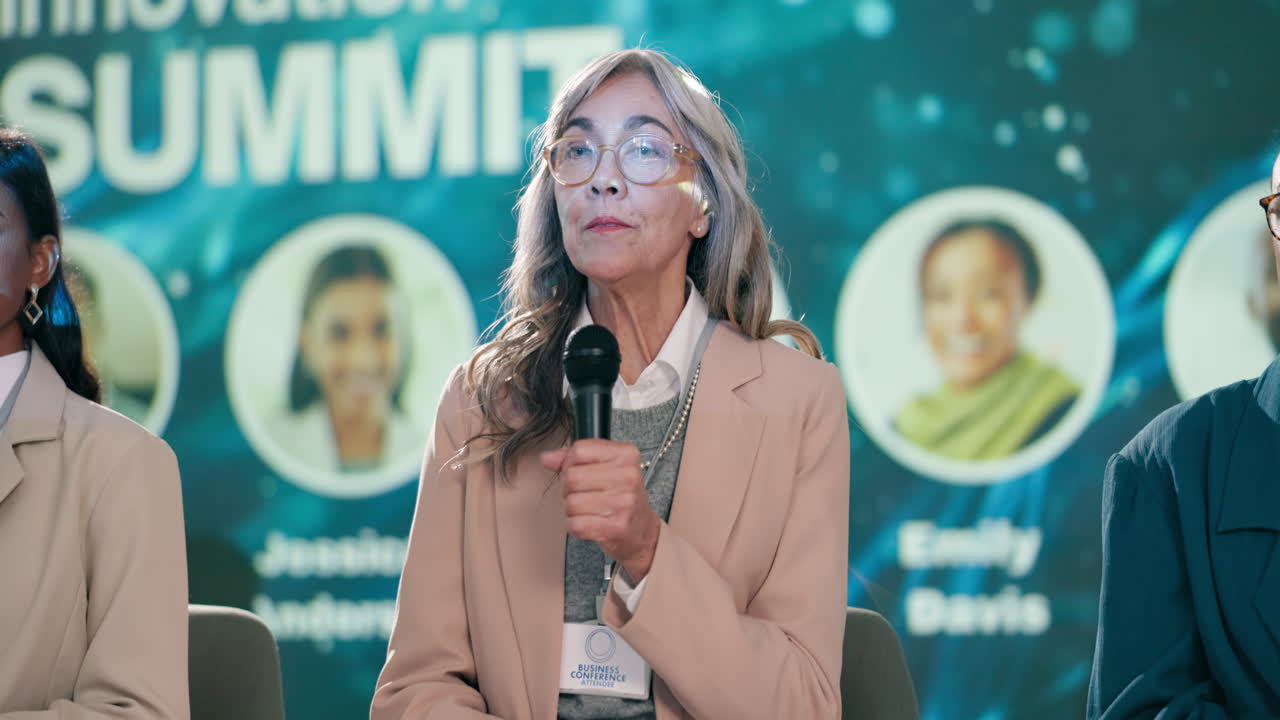 Donna che parla a una conferenza aziendale