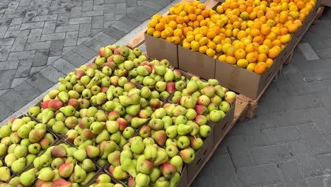 fruta en el mercado local de los agricultores