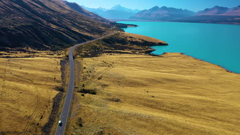 vista aérea de la impresionante carretera panorámica a lo largo del lago pukaki hacia el monte cook en los alpes del sur, nueva zelanda