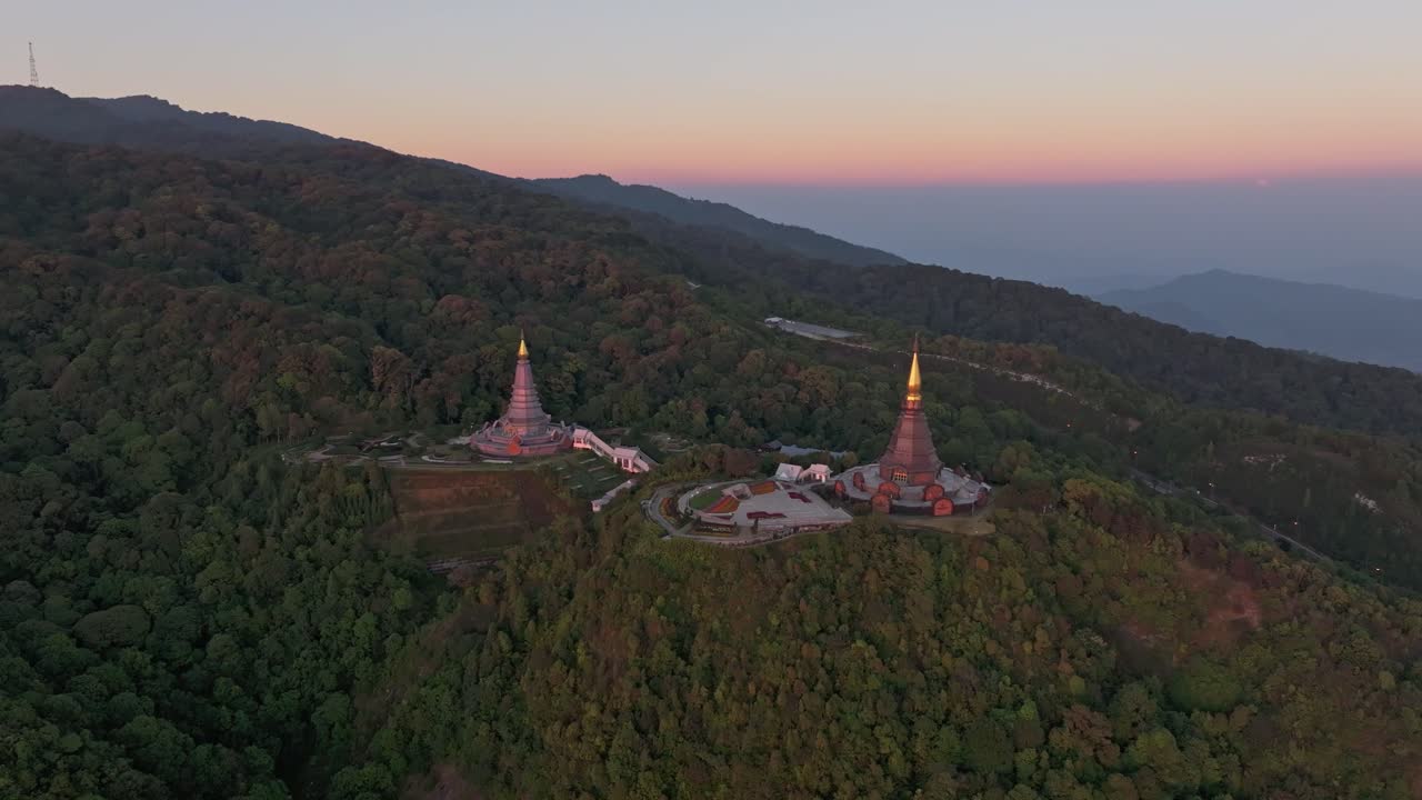 Pagode illuminate dal cielo caldo nel Parco Nazionale Doi Inthanon, Thailandia