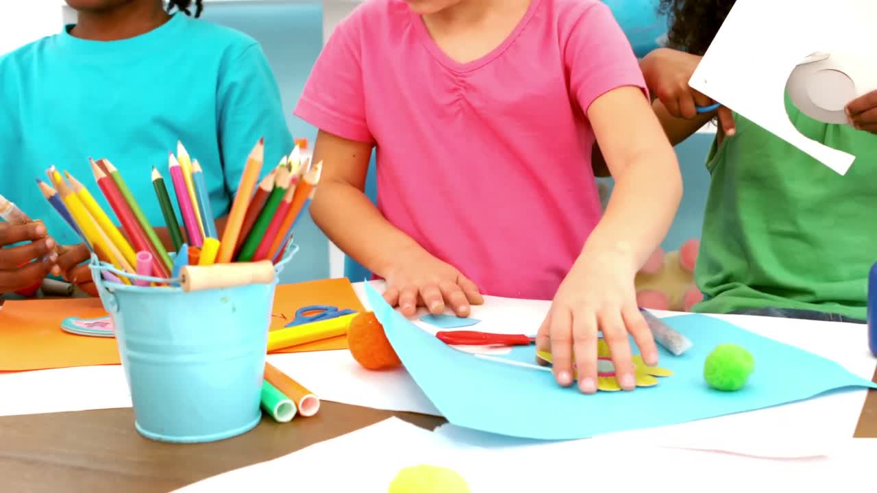 niños jugando juntos con objetos de arte y artesanía