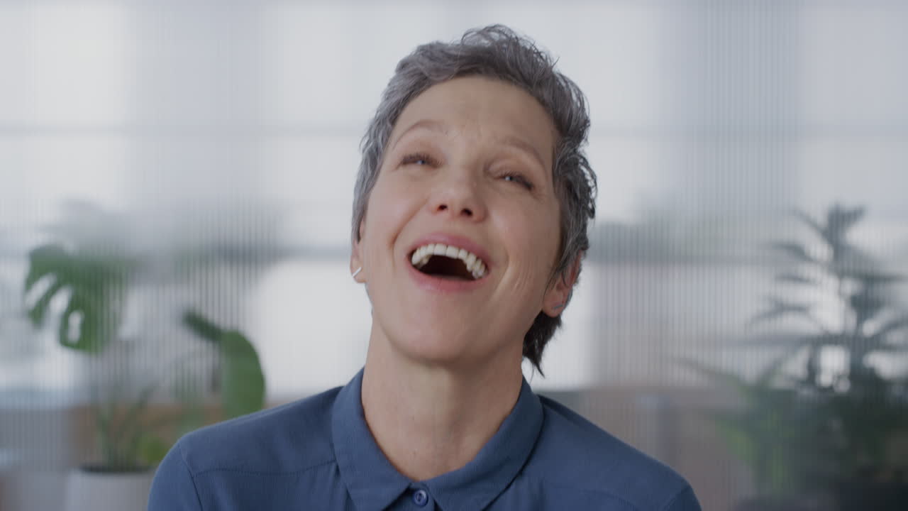 초상화 행복 한 고위 사업가 여성 웃음 성공적 인 경력 라이프 스타일을 즐기고 경험 중인 중년 사업가 사무실 배경에서 즐겁고 흥분 된 것처럼 보입니다.