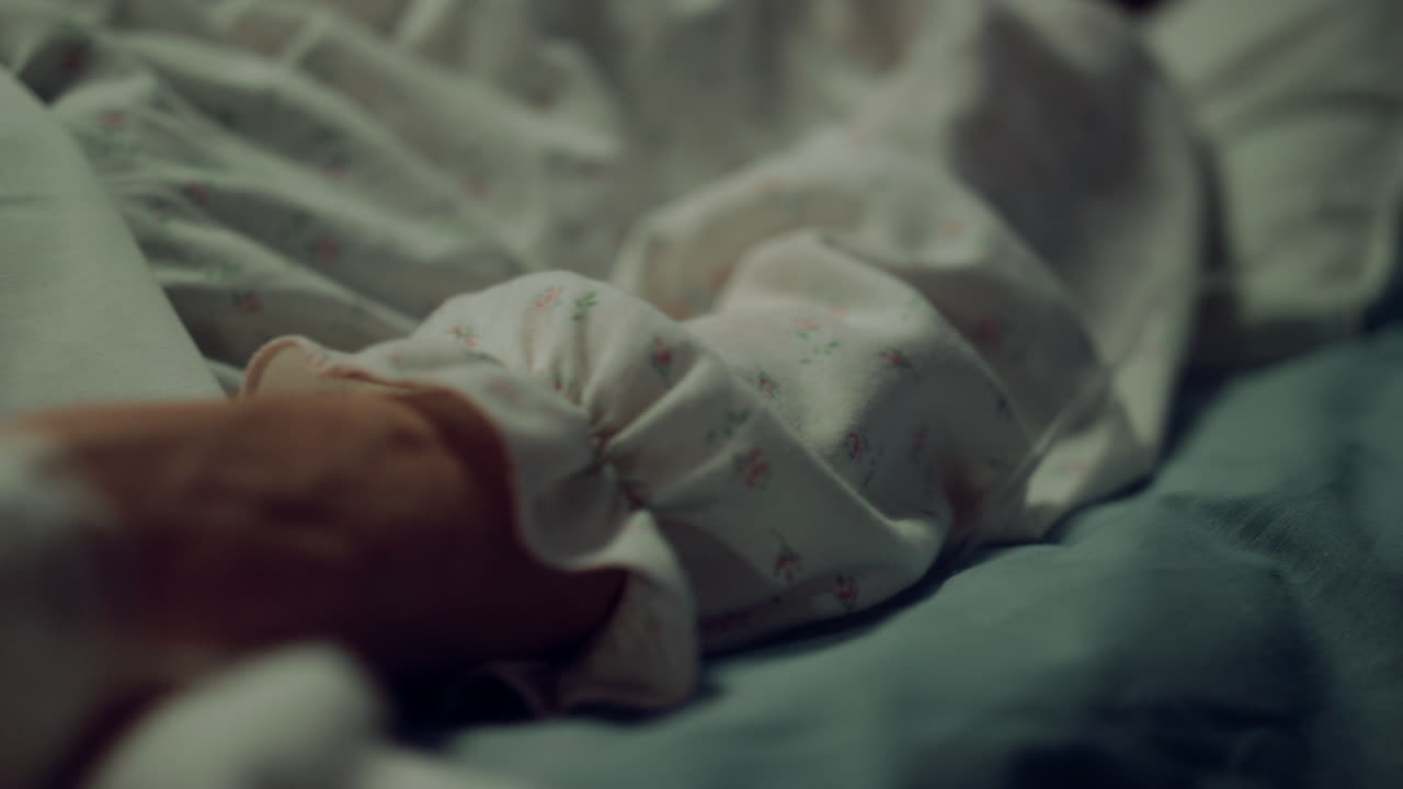 con catéter por vía intravenosa en el lecho de la sala de cerca. paciente de edad avanzada se somete a tratamiento clínico