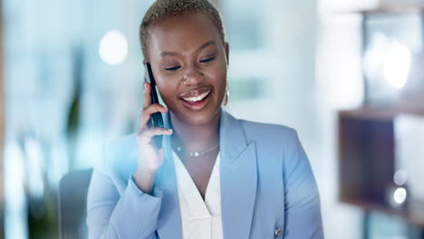 Negocios,-Mujer-Negra-Y-Riendo-Por-Llamada-Telefónica.