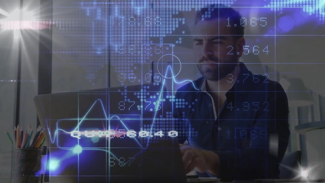 Uomo in camicia scura appoggiato in casa, che digita e analizza, reagendo a grafici olografici sopra il laptop