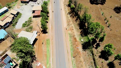 Pueblo-Rural-De-Kenia-Con-El-Kilimanjaro-Al-Fondo