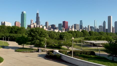 gente montando bicicletas en el parque de la ciudad de chicago