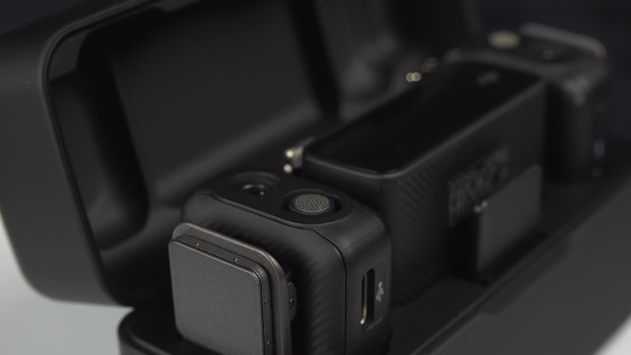 vista de perto do microfone dji em uma mesa rotativa