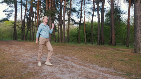 mujer caminando por un camino del bosque
