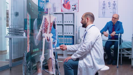médico usando un holograma para mostrar el problema a un paciente anciano discapacitado