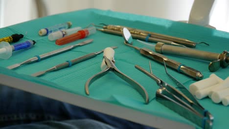 seringues et outils d'un dentiste sur un plateau, panoramique de la caméra