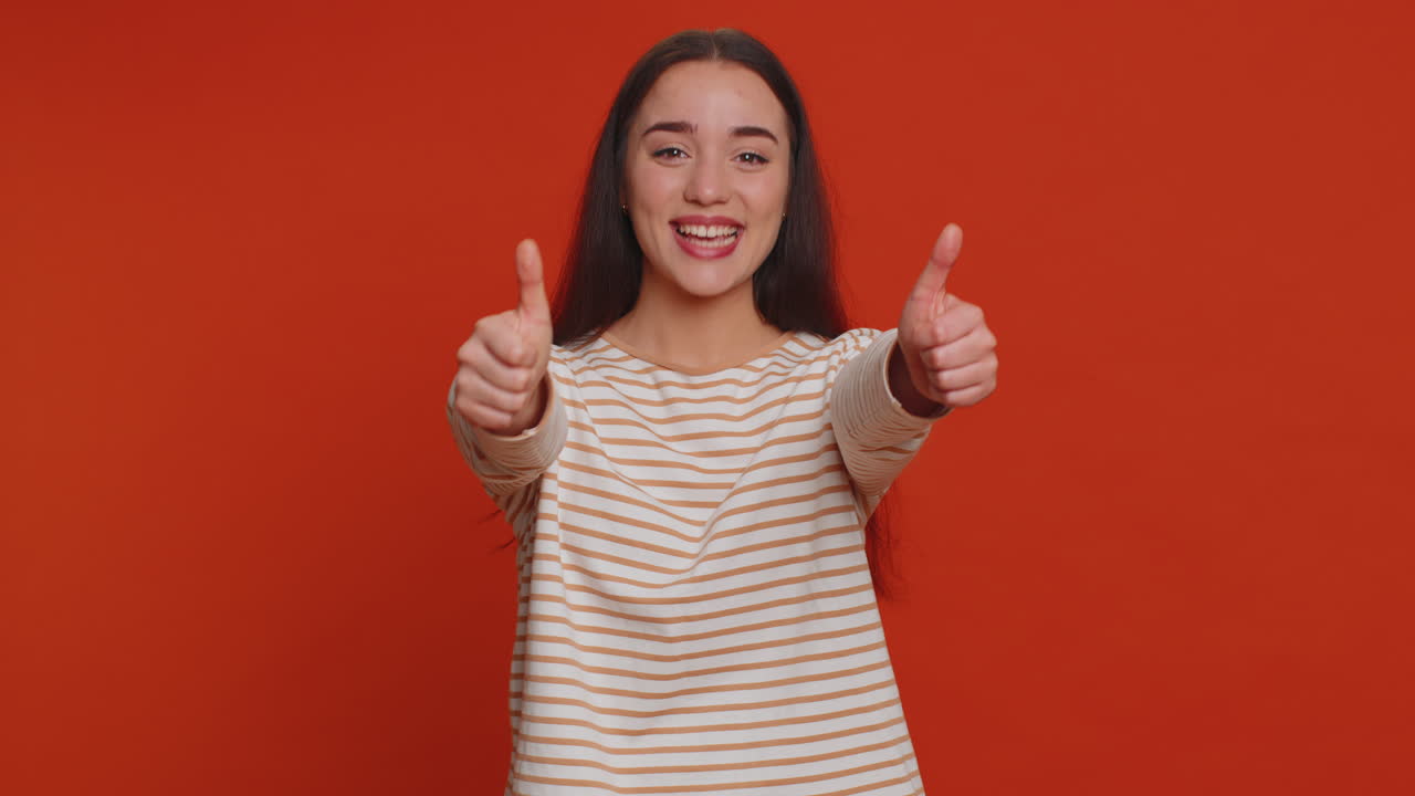 즐거운 젊은 여성은 매우 당신의 제안을 승인, 제안처럼 승인적으로 머리를 흔들고, 네