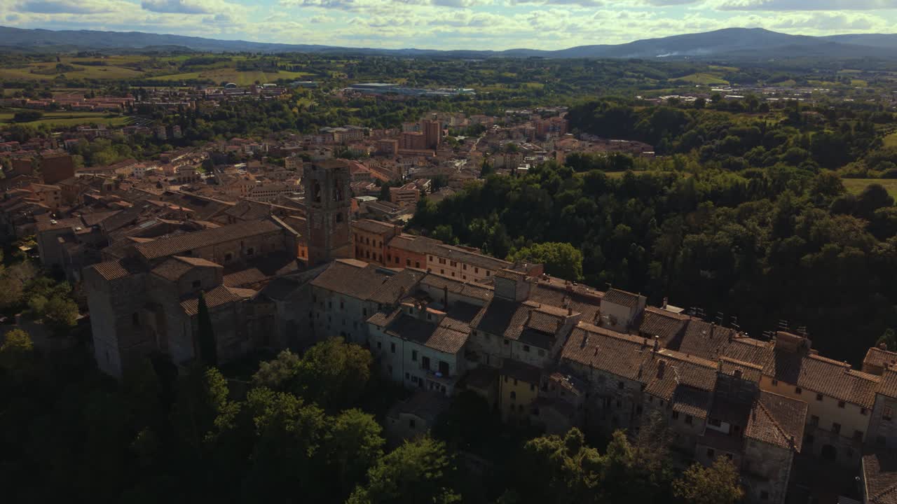 Tuscany hill town Colle di Val d’Elsa extending along the ridge with scenic views and warm daylight