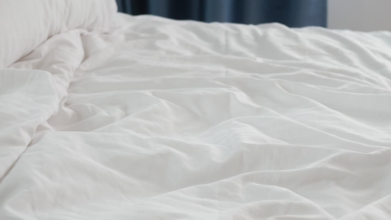 cama desordenada por la mañana , cama desordenada después de despertarse