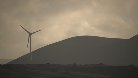 una vista monocromática con un generador de viento