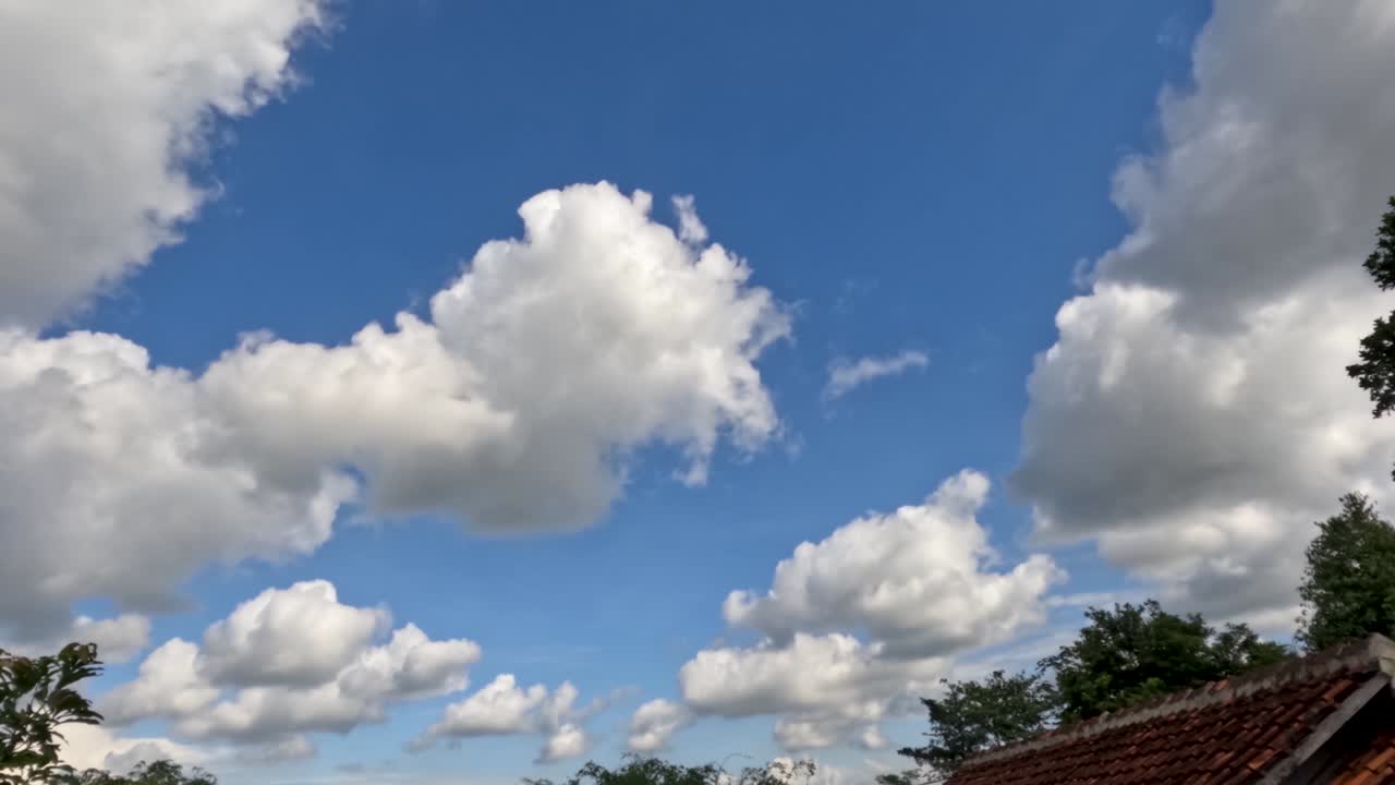 푸른 하늘에서  구름의 움직임의 시간 경과, 날씨가 빛에서 약간 구름으로 변하는 것