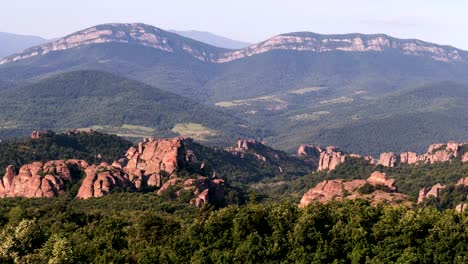 rocas bosques montañas zoom de lapso de tiempo