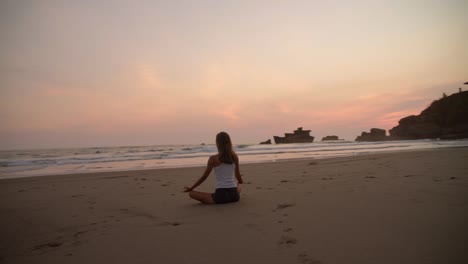 Hübsche-Frau-Beim-Yoga-An-Einem-Sandstrand