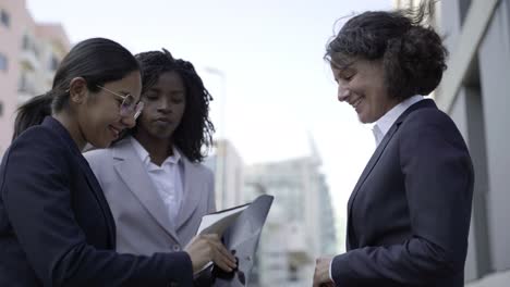 mujeres de negocios multiétnicas alegres