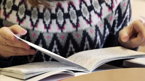mujer estudiando con un cuaderno