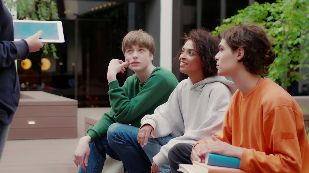 대학 캠퍼스의 다민족 친구들.