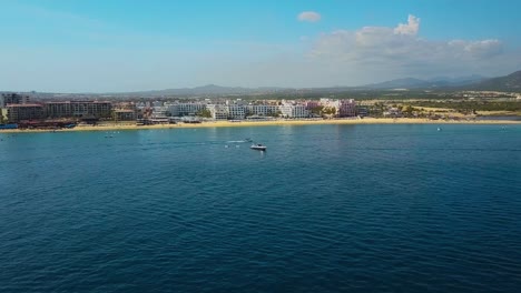 toma cinematográfica con zoom de dron del resort y edificios en cabo san lucas, méxico