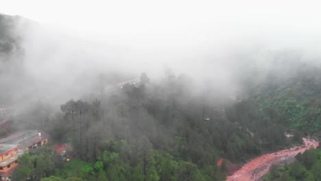 Luftaufnahme-Von-Dichtem-Nebel-über-Grünem-Hügel-In-Punjab