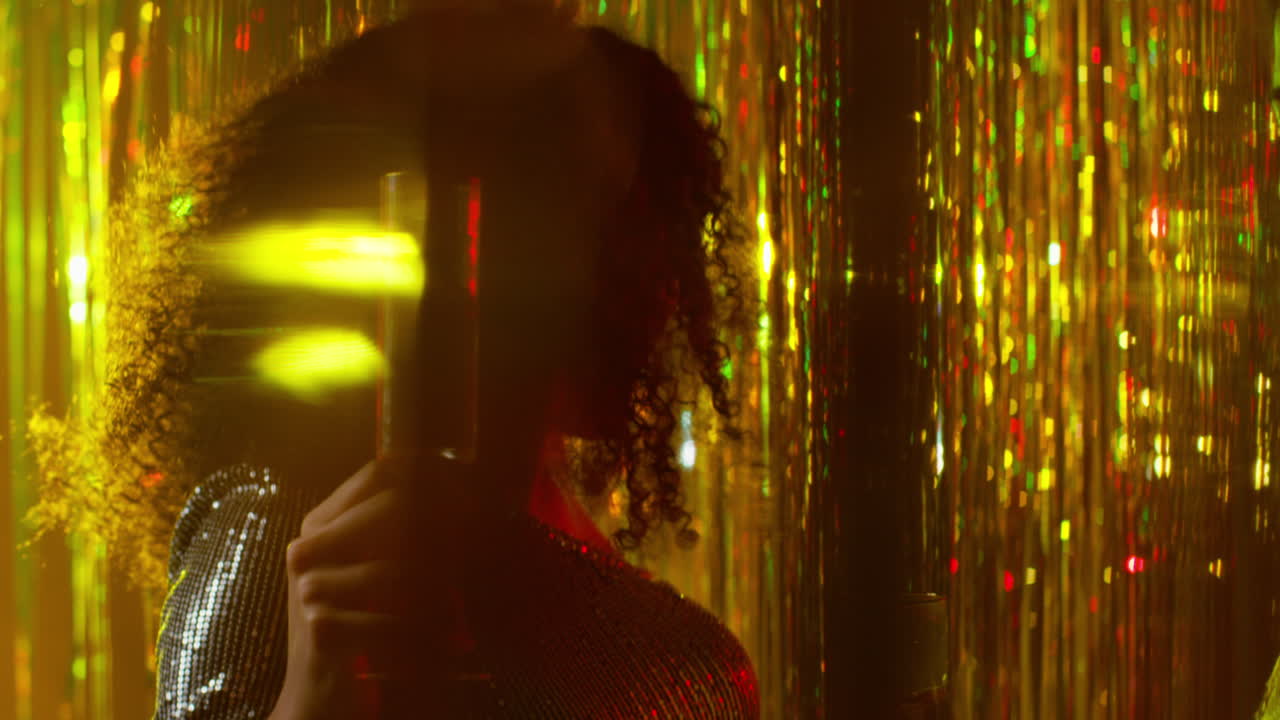 cerca de dos mujeres bailando en un bar de club nocturno o discoteca bebiendo alcohol con luces brillantes 18