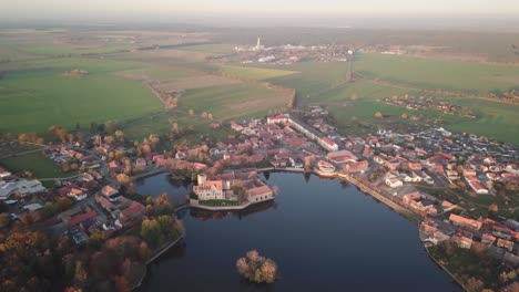 Vista-Aérea-Panorámica-Ininterrumpida-De-Drones-Deslizándose-Alrededor-Del-Castillo-De-Agua-De-Flechtingen,-Wasserburg-Flechtingen,-Alemania