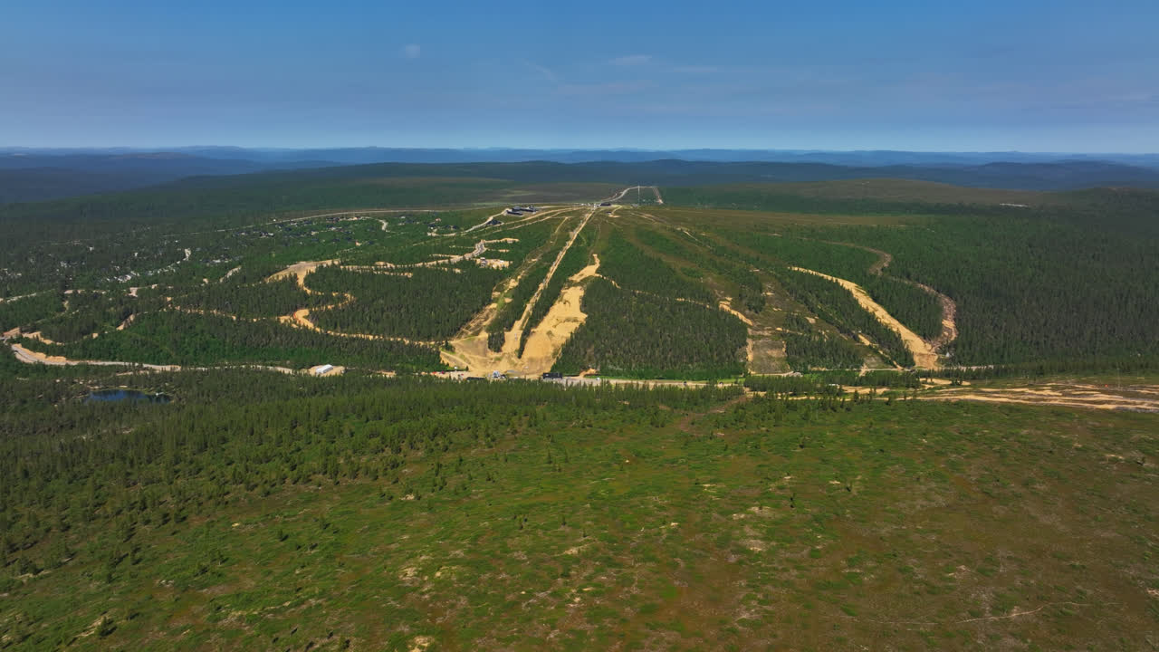 воздушный вид на кауниспаа и склоны саариселки, лето в лапландии