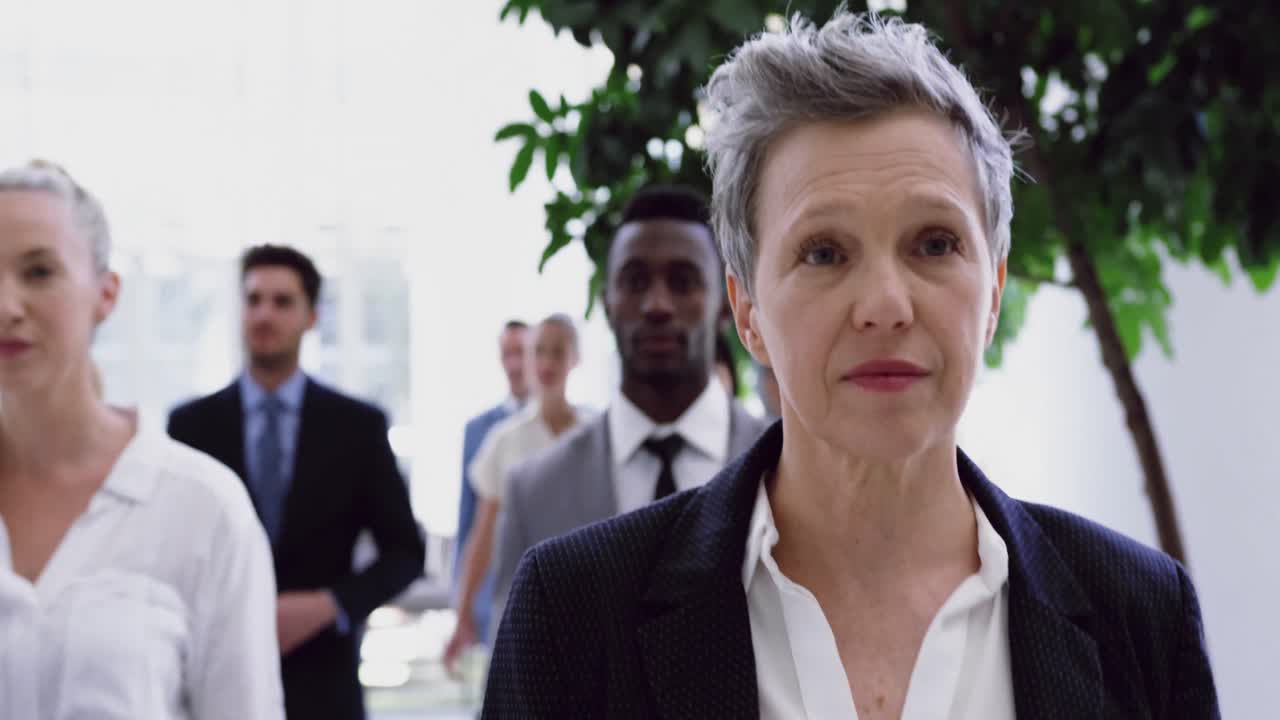 사무실 4k에서 로비를  ⁇ 고 있는 사업가들