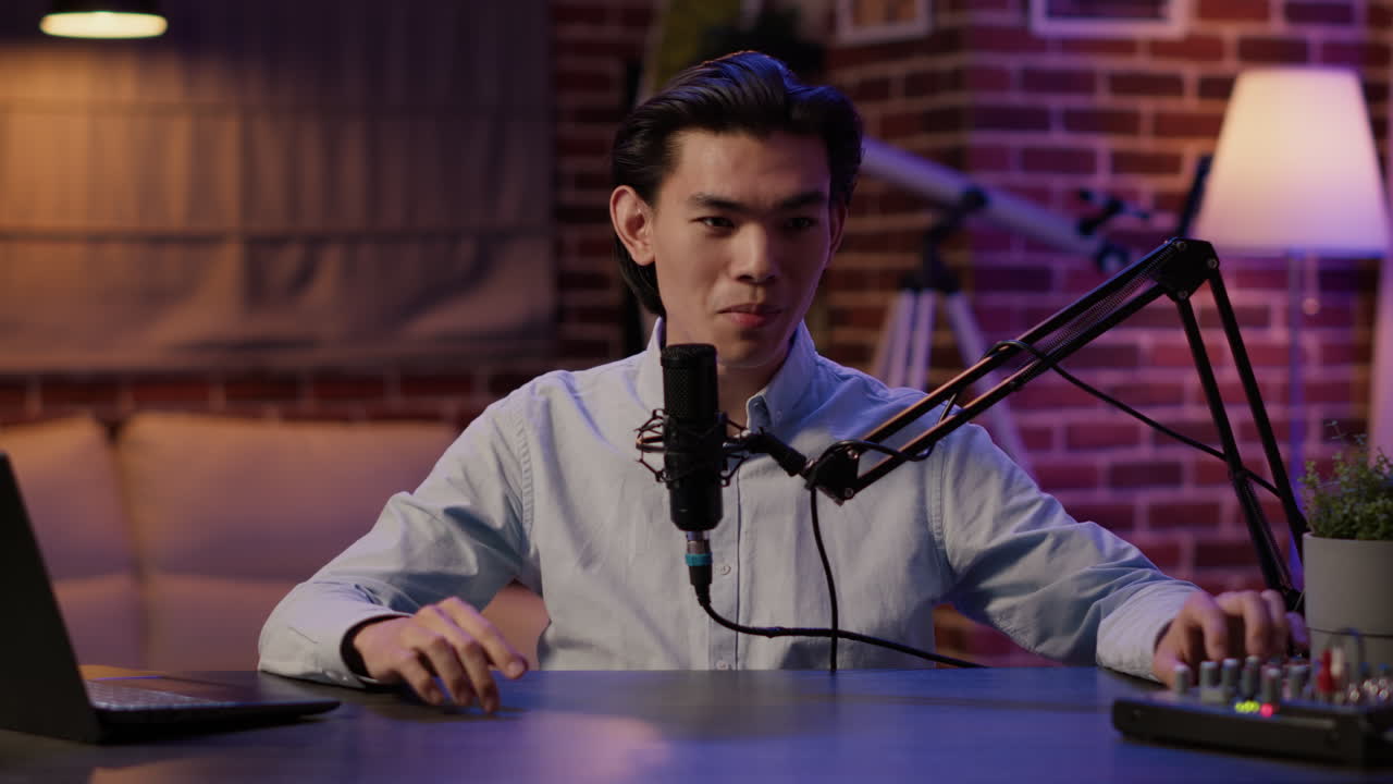 Uomo che registra podcast in studio