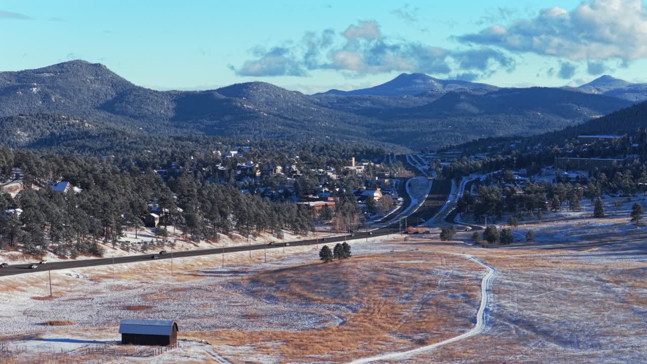 Sentier du parc Elk Meadows, grange, centre-ville, Evergreen, conifère, Colorado, vue aérienne par drone, venteux, après-midi ensoleillé, ciel bleu éclatant, Front Range, Montagnes Rocheuses, autoroute, circulation, voitures, mouvement vers l’avant