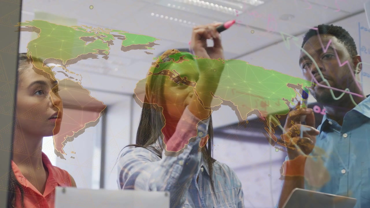 Tres colegas anotando en un mapa mundial de cristal, la mujer central comenzando a escribir para la planificación de negocios.