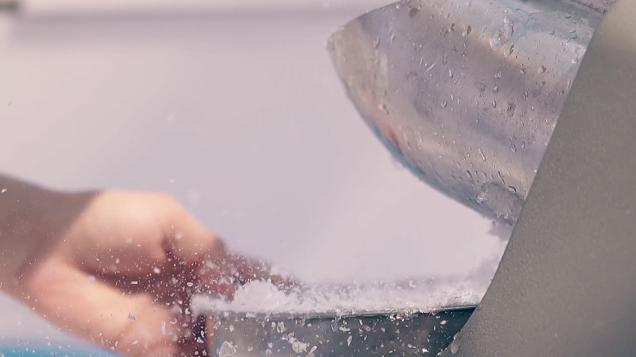 해변 에 있는 바맨 은 상쾌 한  ⁇ 테일 을 준비 하고 있다