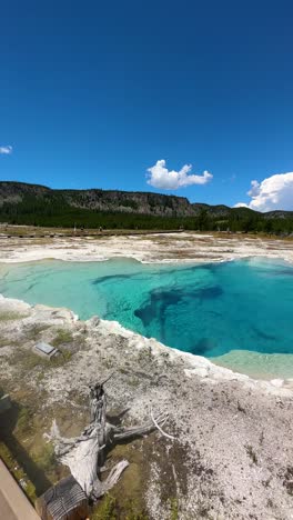 Vertikale-Ansicht-Des-Natürlichen-Pools-Mit-Hydrothermalem-Wasser,-Yellowstone-Nationalpark,-Wyoming,-USA