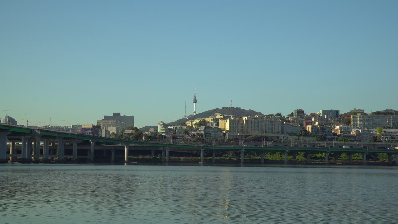한강에서 푸른 하늘 배경에 n 서울 타워와 용산 지구 - 복사 공간