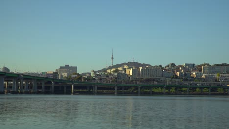 n torre de seúl y distrito de yongsan sobre fondo de cielo azul del río han - espacio de copia