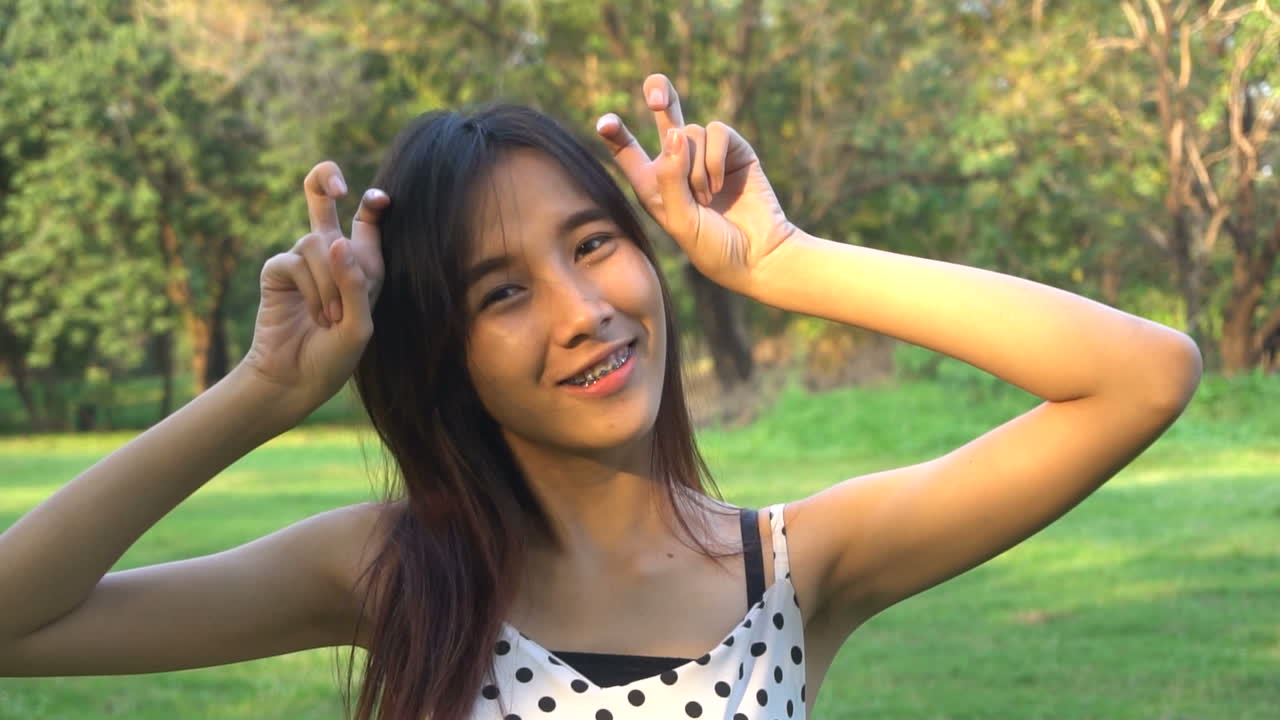 기쁜 아시아 여성의 느린 동작 초상화.