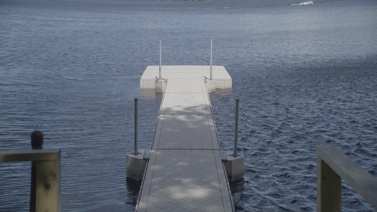 amplio día exterior del muelle en el lago