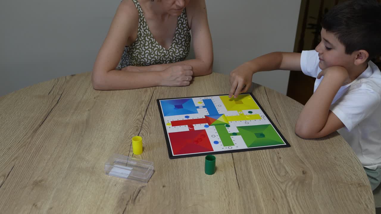 Persone che giocano a Ludo