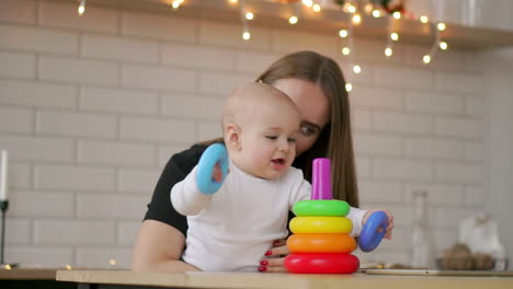 un niño pequeño y su mamá juegan con juguetes en casa