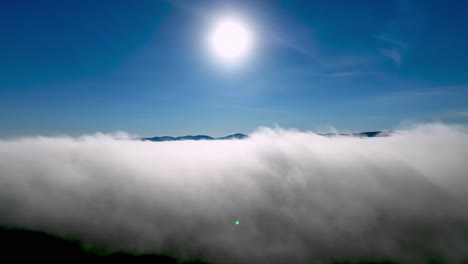extracción aérea descendiendo a través de las nubes cerca de wilkesboro nc, carolina del norte