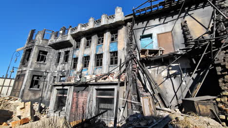 restos quemados de un viejo edificio en un día soleado