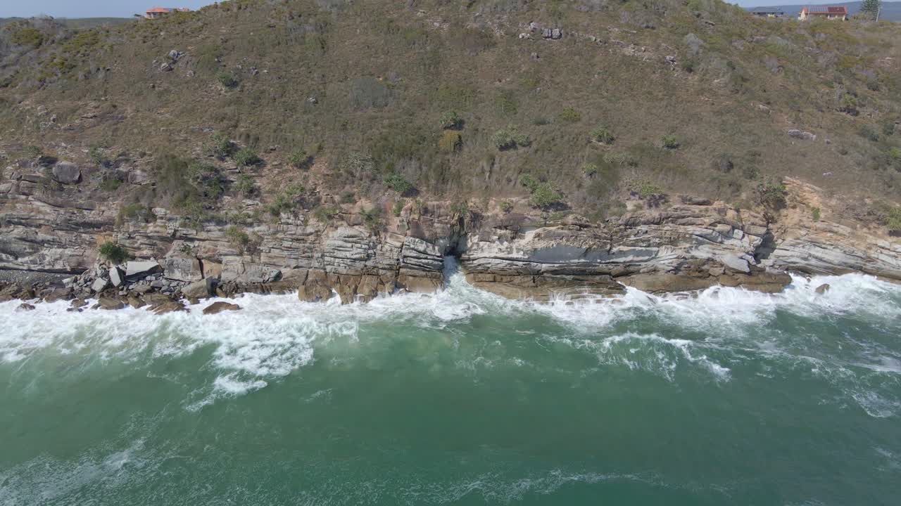 acantilado rocoso en el paseo marítimo de la playa half tide en nueva gales del sur, australia
