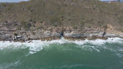 Acantilado-Rocoso-En-El-Paseo-Marítimo-De-La-Playa-Half-Tide-En-Nueva-Gales-Del-Sur,-Australia