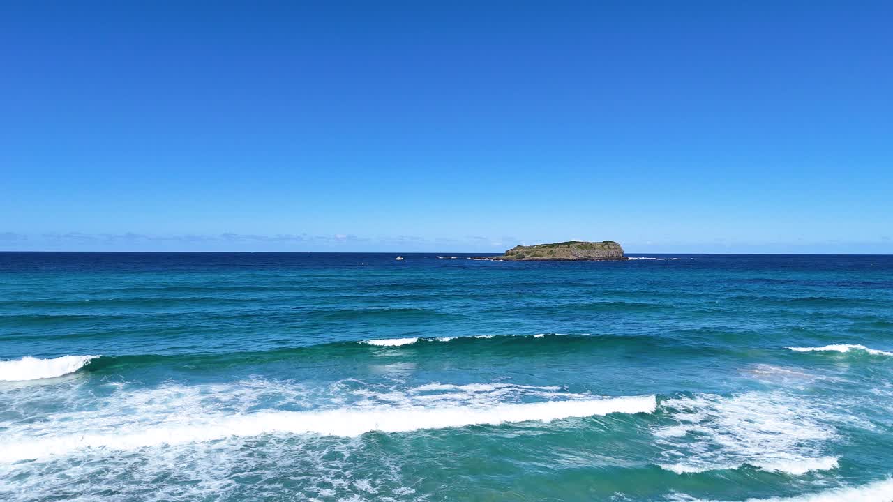 바다의 파도와 평화로운 풍경 속의 섬