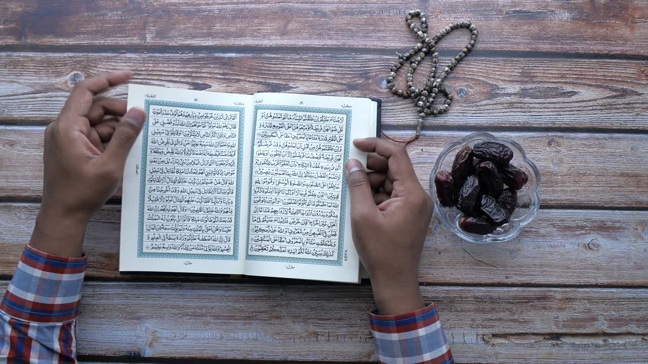 vista superior hombre leyendo el corán