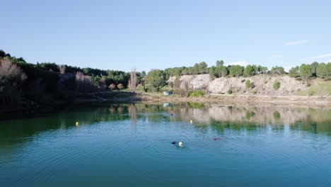 Langsamer-Luftwagen-über-3-Tauchern-Beim-Training-Am-Lac-Du-Crès-Mit-Sicherheitsbojen